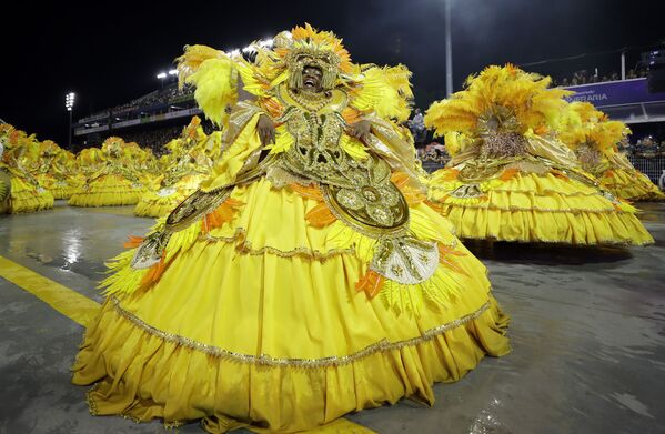 Участники из школы Aguia de Ouro на карнавале в Сан-Паулу, Бразилия - Sputnik Ўзбекистон