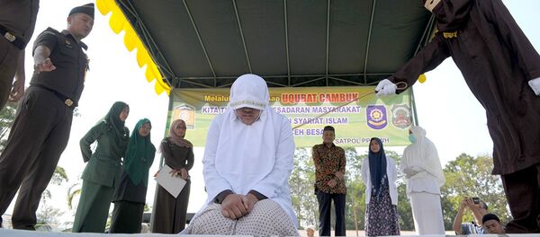Избиение женщины из народа ачех по законам шариата Избиение женщины из народа ачех по законам шариата - Sputnik Ўзбекистон