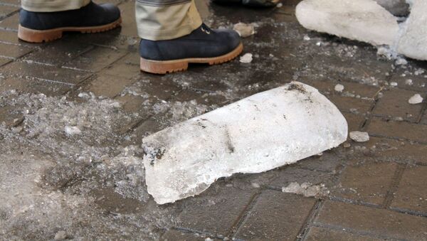 Во дворе на Лиговском проспекте в Санкт-Петербурге на девушку свалилась с крыши глыба льда. - Sputnik Узбекистан
