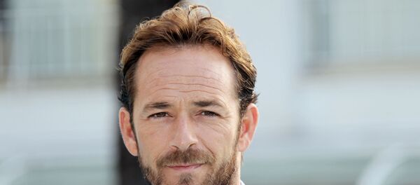 Звезда сериала Беверли-Хиллс, 90210 Люк Перри умер Звезда сериала Беверли-Хиллс, 90210 Люк Перри умер - Sputnik Узбекистан