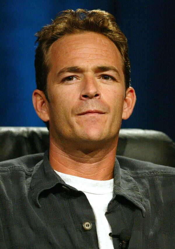 Звезда сериала Беверли-Хиллс, 90210 Люк Перри умер - Sputnik Узбекистан