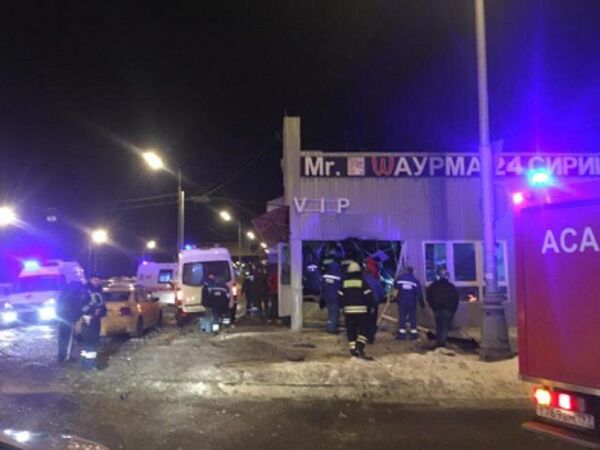 В Москве автомобиль влетел в придорожное кафе – погиб узбекистанец В Москве автомобиль влетел в придорожное кафе – погиб узбекистанец - Sputnik Узбекистан