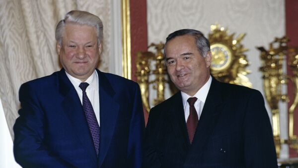 Президент России Борис Ельцин (слева) и президент Узбекистана Ислам Каримов, находящийся в Москве с официальным визитом, перед началом переговоров. - Sputnik Узбекистан