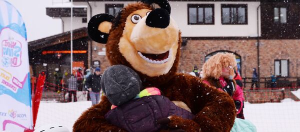 Дети обнимаются с ростовой куклой Медведя - Sputnik Узбекистан