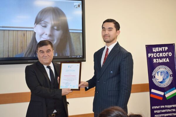 Студенты из Узбекистана выиграли международную олимпиаду по русскому языку Студенты из Узбекистана выиграли международную олимпиаду по русскому языку - Sputnik Узбекистан