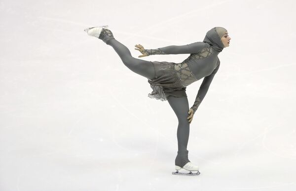 Спортсменка из ОАЭ Захра Лари на соревнованиях по фигурному катанию Зимних Азиатских игр в Саппоро - Sputnik Узбекистан