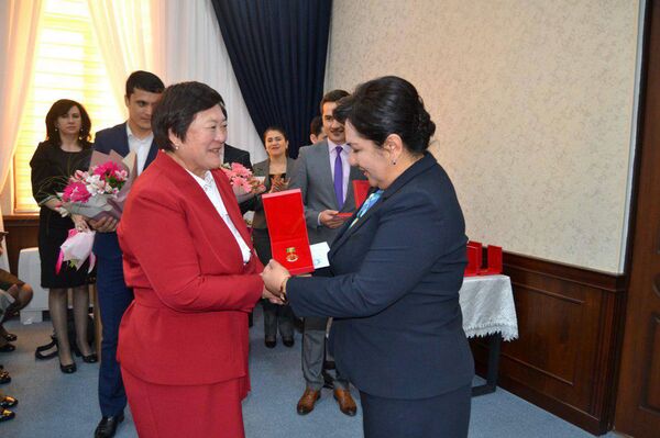 Активные женщины Узбекистана получили нагрудные знаки Активные женщины Узбекистана получили нагрудные знаки - Sputnik Узбекистан