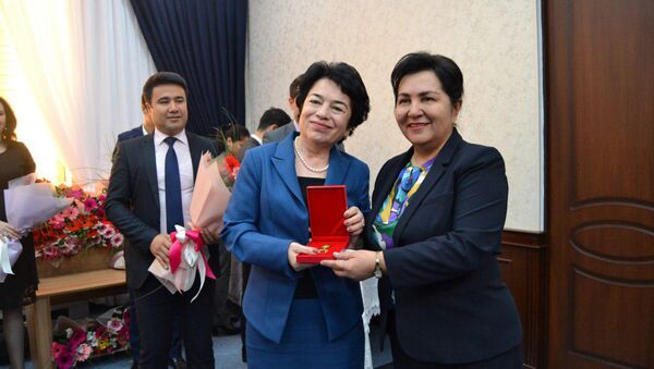 Вручение нагрудного знака Муътабар аёл женщинам, проявившим активность и инициативность в жизни общества и государства - Sputnik Узбекистан