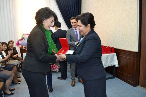 Активные женщины Узбекистана получили нагрудные знаки Активные женщины Узбекистана получили нагрудные знаки - Sputnik Узбекистан