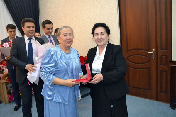 Активные женщины Узбекистана получили нагрудные знаки Активные женщины Узбекистана получили нагрудные знаки - Sputnik Узбекистан