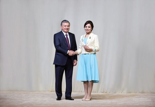 Президент Шавкат Мирзиёев поздравил женщин с праздником - Sputnik Узбекистан