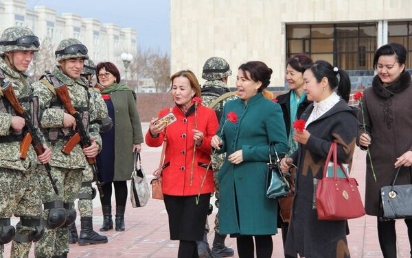 МО Узбекистана поздравило женщин с 8 марта - Sputnik Ўзбекистон