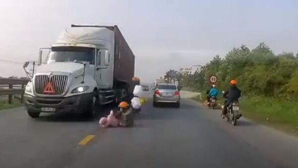 Мать спасла ребенка из-под колес фуры  - Sputnik Узбекистан