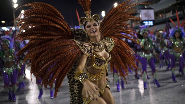 Девушка из школы самбы Grande Rio выступает в первый вечре карнавала в Рио-де-Жанейро, Бразилия - Sputnik Узбекистан