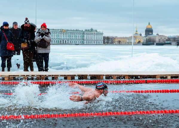 Участник соревнований Кубка Большой Невы по зимнему плаванию в Санкт-Петербурге - Sputnik Узбекистан