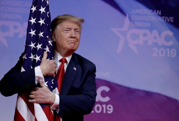 Президент США Дональд Трамп с флагом США на Конференции консервативного политического действия - Sputnik Узбекистан