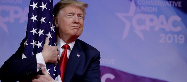 Президент США Дональд Трамп с флагом США на Конференции консервативного политического действия Президент США Дональд Трамп с флагом США на Конференции консервативного политического действия - Sputnik Узбекистан
