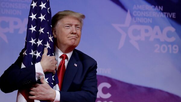 Prezident SShA Donald Tramp s flagom SShA na Konferensii konservativnogo politicheskogo deystviya - Sputnik O‘zbekiston