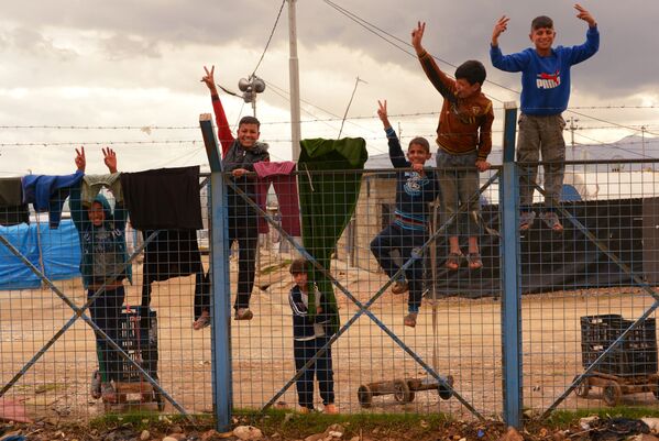 Дети в лагере беженцев из Сирии и из других районов Ирака Барика около города Сулеймания, Ирак - Sputnik Узбекистан