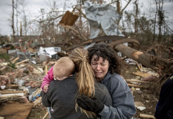 Семья плачет на руинах дома, разрушенного торнадо, Борегард, штат Алабама - Sputnik Узбекистан