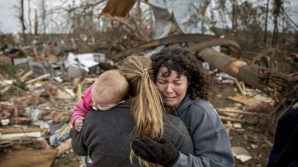 Семья плачет на руинах дома, разрушенного торнадо, Борегард, штат Алабама - Sputnik Ўзбекистон