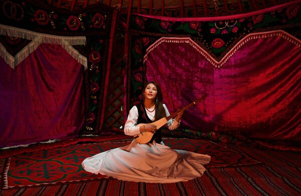 Девушка во время выступления на празднике головного убора Ак калпак в Москве - Sputnik Узбекистан