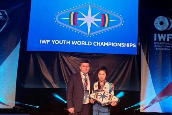 Рванула 75 кило: видео победной попытки 14-летней штангистки из Узбекистана - Sputnik Узбекистан