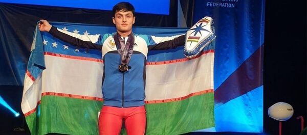 Узбекский тяжелоатлет завоевал 3 медали на ЧМ - Sputnik Узбекистан