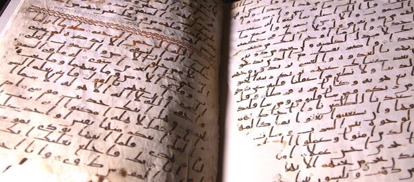 Ученые показали страницы предполагаемого древнейшего Корана в мире Ученые показали страницы предполагаемого древнейшего Корана в мире - Sputnik Узбекистан