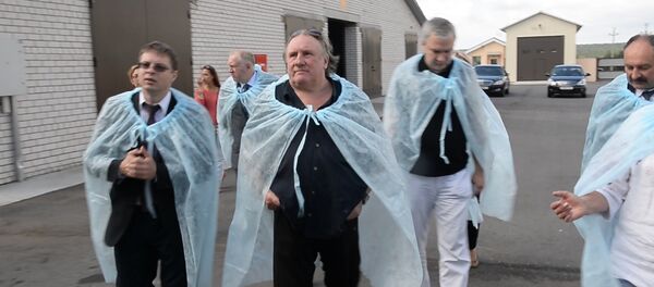 Жерар Депардье осмотрел белорусское агрохозяйство Жерар Депардье осмотрел белорусское агрохозяйство - Sputnik Узбекистан