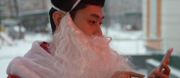 Дед Мороз с телефоном Дед Мороз с телефоном - Sputnik Узбекистан