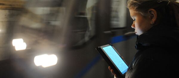 Пассажирка метро пользуется планшетным компьютером Пассажирка метро пользуется планшетным компьютером - Sputnik Ўзбекистон