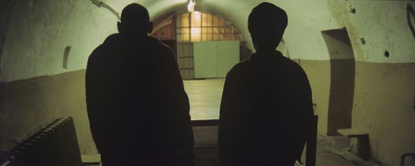 Двое осужденных в заключении Двое осужденных в заключении - Sputnik Узбекистан