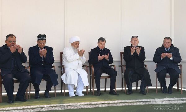 Мирзиёев посетил мусульманскую святыню и встретился с аксакалами - Sputnik Узбекистан