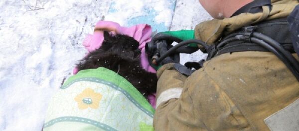 В России пожарные откачали вынесенного из пожара кота В России пожарные откачали вынесенного из пожара кота - Sputnik Узбекистан