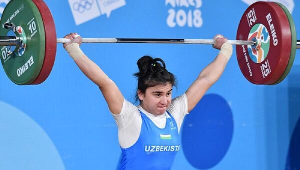 Узбекская тяжелоатлетка Кумушхон Файзуллаева - Sputnik Узбекистан