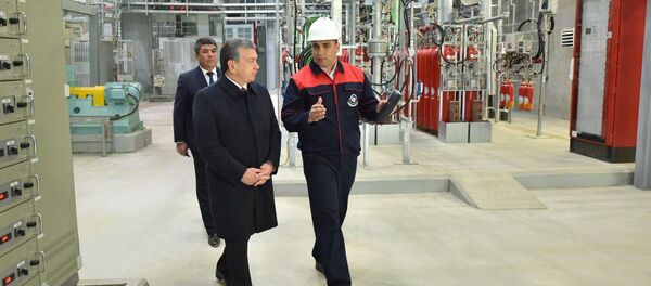 Шавкат Мирзиёев ознакомился с ходом монтажа второй парогазовой установки в Навоийской ТЭС Шавкат Мирзиёев ознакомился с ходом монтажа второй парогазовой установки в Навоийской ТЭС - Sputnik Ўзбекистон