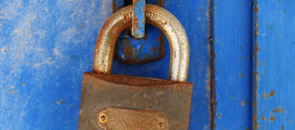 Замок на двери здания - Sputnik Узбекистан