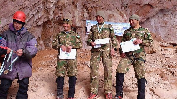 Покорители высоты: в Узбекистане прошел открытый чемпионат по ледолазанию - Sputnik Узбекистан