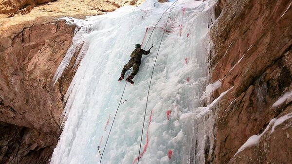 Покорители высоты: в Узбекистане прошел открытый чемпионат по ледолазанию - Sputnik Узбекистан