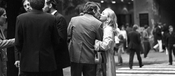 Влюбленные на улице Вильнюса. 1973 год Влюбленные на улице Вильнюса. 1973 год - Sputnik Узбекистан