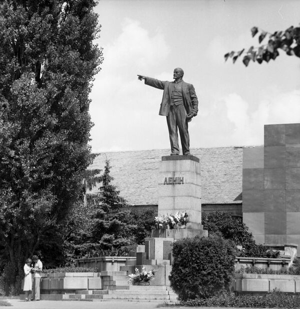 Влюбленные на свидании у памятника Ленину в городе Белая Церковь, Украинская ССР, 1983 год - Sputnik Узбекистан