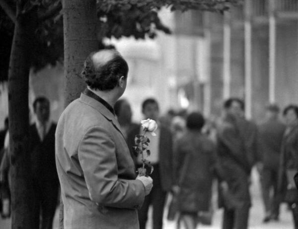 Мужчина с розой на центральной улице Одессы, Украинская ССР. 1970 год - Sputnik Узбекистан
