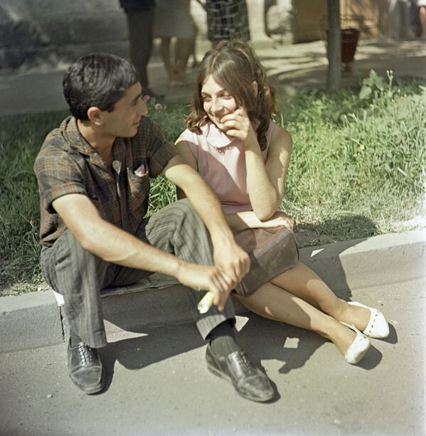 Молодые люди во время прогулки, Армянская ССР. 1969 год - Sputnik Узбекистан