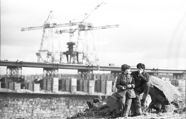 Строители Усть-Илимской ГЭС после работы, 1974 год - Sputnik Узбекистан