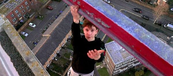 На одной руке и без страховки: как блогер покорил огромное здание - видео - Sputnik Узбекистан