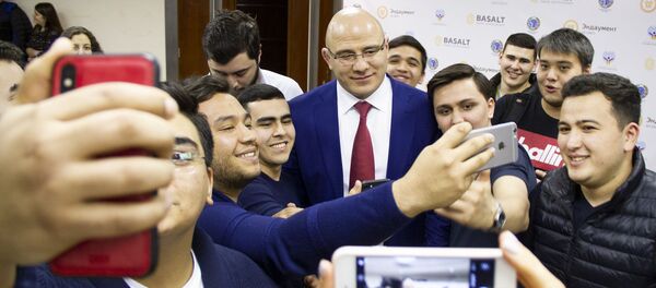Прославленный борец вольного стиля Артур Таймазов, выступавший за Узбекистан, встретился со студентами МГИМО - Sputnik Узбекистан