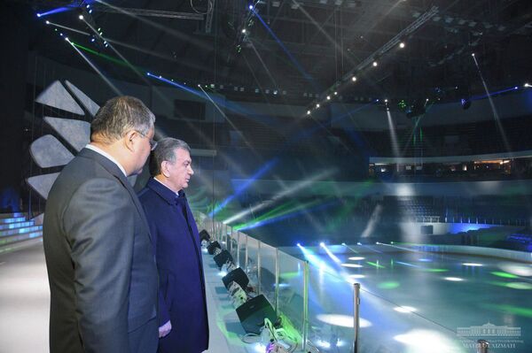 Шавкат Мирзиёев проинспектировал Humo Arena накануне открытия Шавкат Мирзиёев проинспектировал Humo Arena накануне открытия - Sputnik Узбекистан