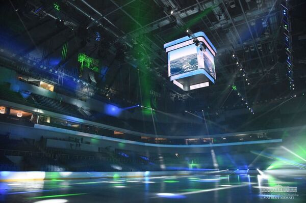 Шавкат Мирзиёев проинспектировал Humo Arena накануне открытия Шавкат Мирзиёев проинспектировал Humo Arena накануне открытия - Sputnik Узбекистан