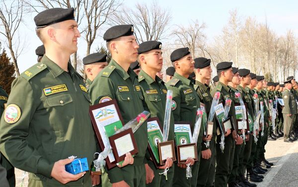 Проводы узбекских солдат из армии - Sputnik Узбекистан